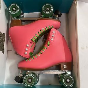 MOXI SKATES HOT PINK. worn twice. Like new. matching elbow, knee, wrist pads.